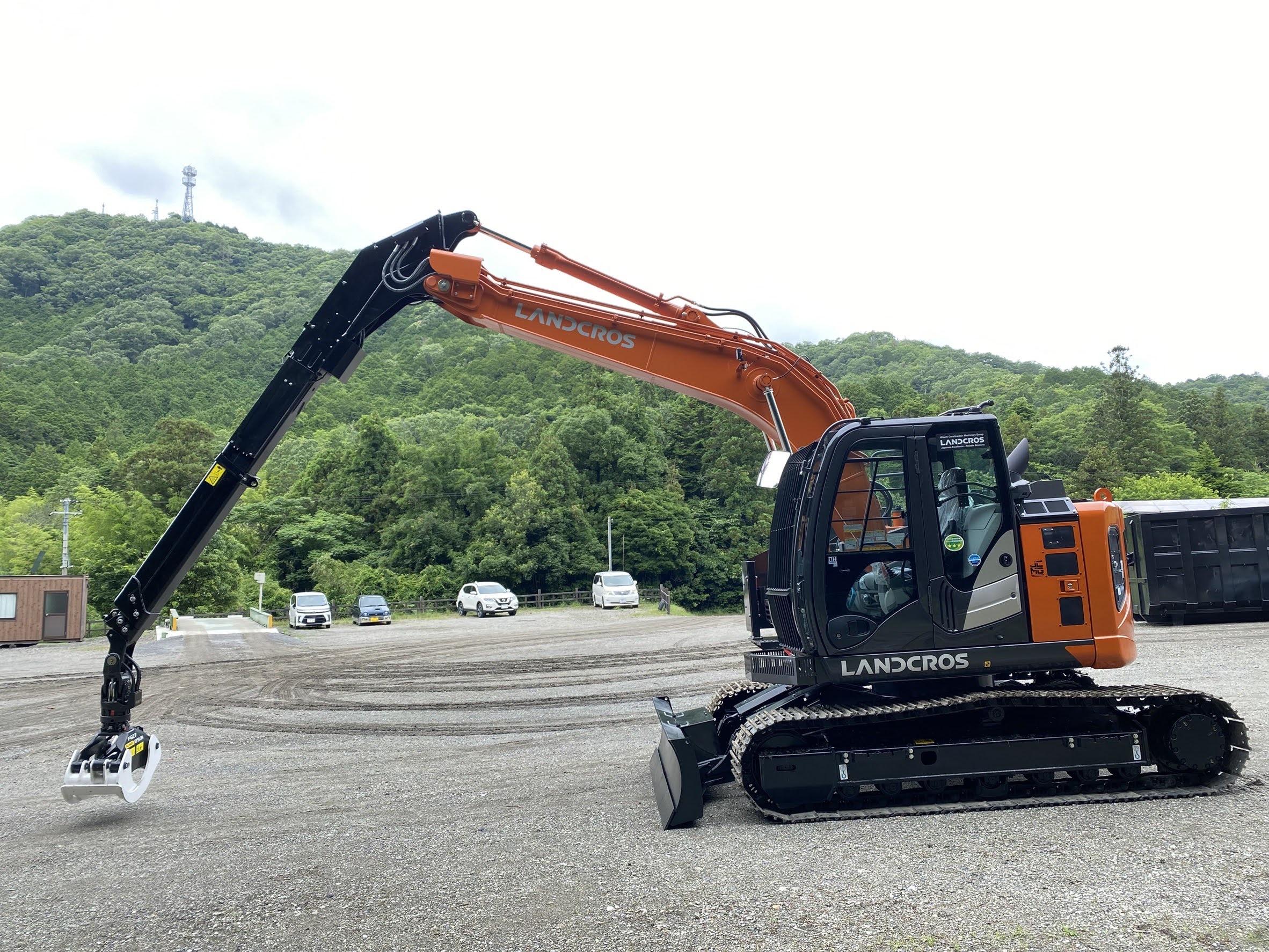 キャブ側から見た、杉下木材様納車の日立建機ZX135US-6ロングリーチグラップル仕様