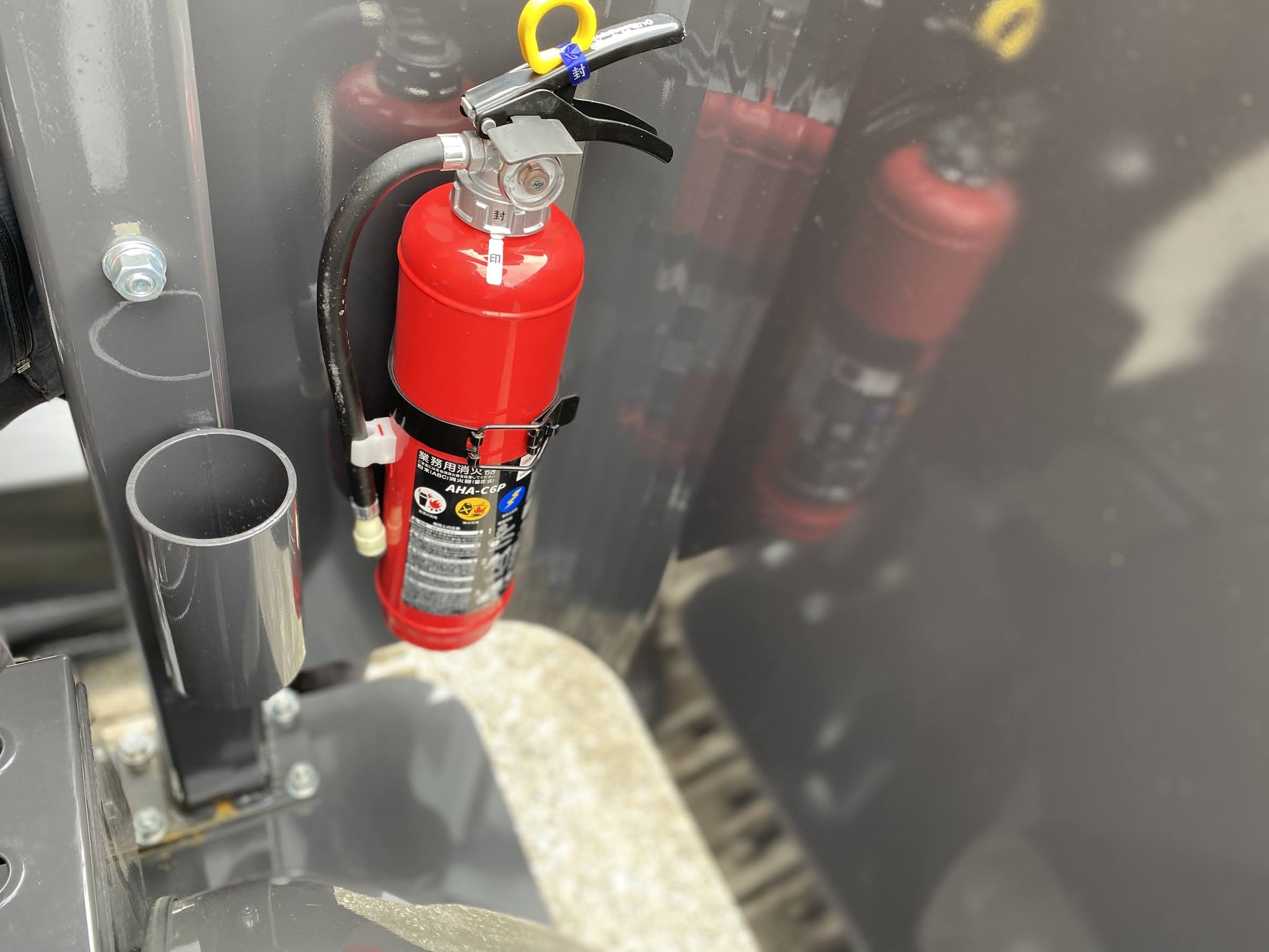 右ガードの内側に設置した消火器とグリスガンホルダー