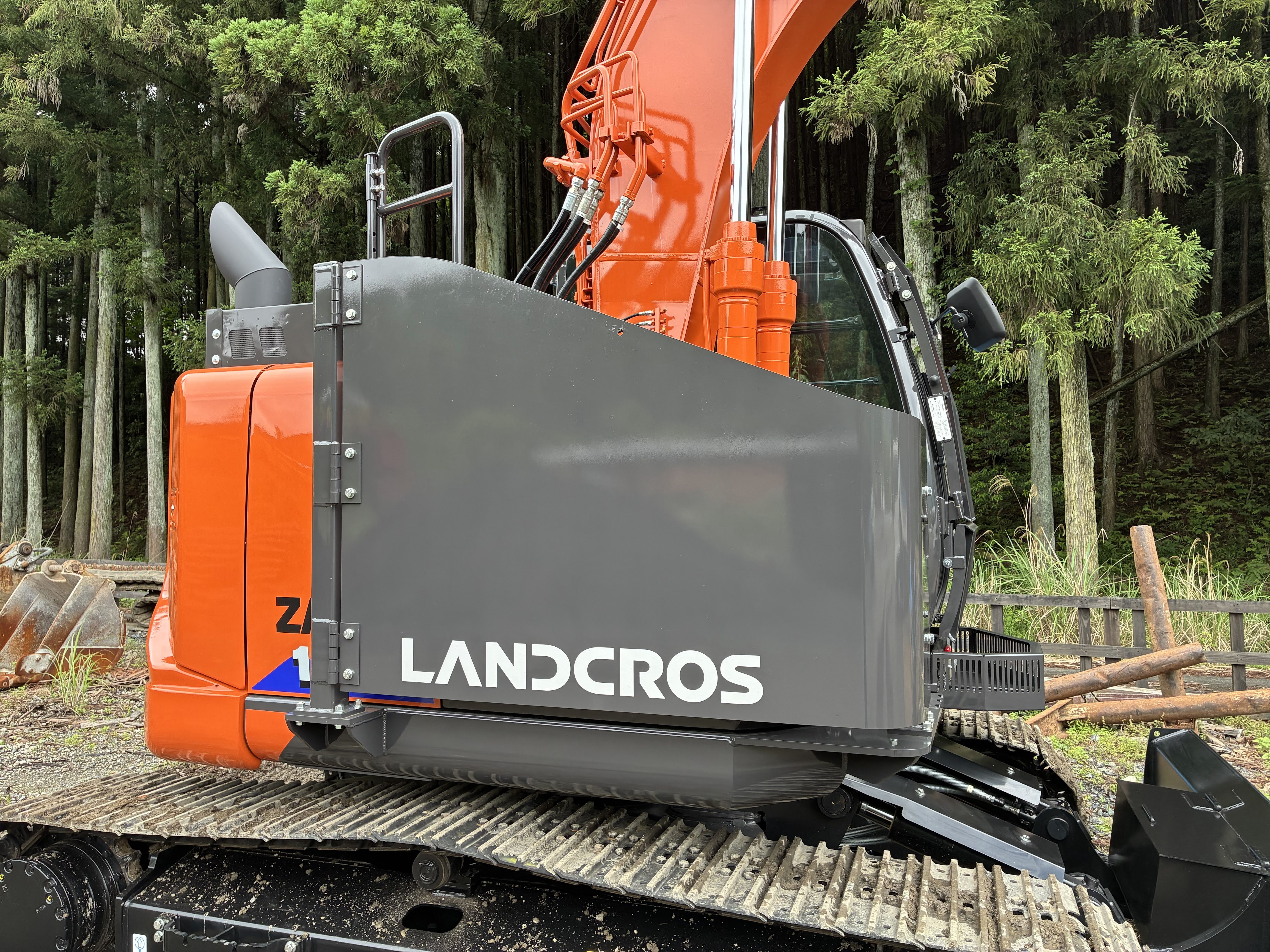 当社オリジナルの右ガードを取り付けた日立建機ZX135US-6