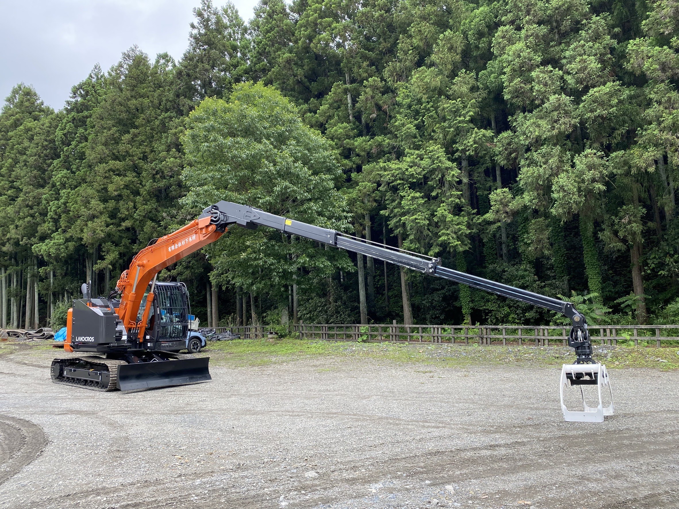 有限会社杉下木材様に納車した日立建機ZX135US-6ロングリーチグラップル仕様