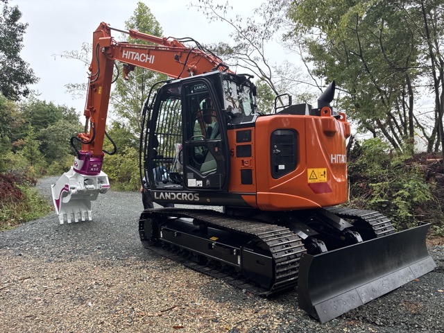 ツリーサービス様に納車したブレード付きの日立建機ZX135US-6 林業仕様（左前方）