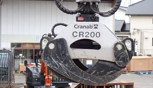 揺動式（1点吊り）の木材グラップル Cranab CR200